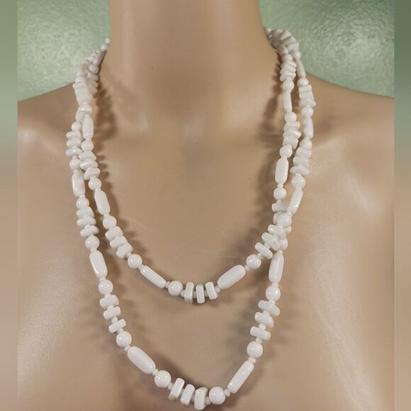 woman white necklace - Picture 1 of 3